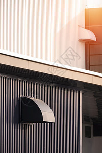 灰色的垂直框内现代工厂建筑的黑白金属墙上2个干燥机喷口的低角和侧视图贮存建筑学图片