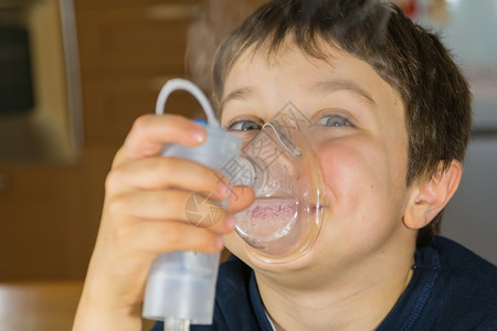 使用呼吸器治疗哮喘的孩子图片