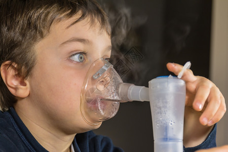 使用呼吸器治疗哮喘的孩子图片
