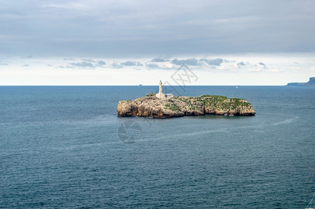 旅游海岸线位于西班牙北部坎塔布里亚州桑坦德市Magdalena半岛外的Biscay湾拥有19世纪灯塔的小无人居住岛屿MouroI图片