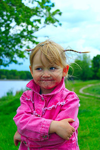 编冷静的孩子美丽笑女婴和漂亮花边相当时髦的笑女婴在河边图片