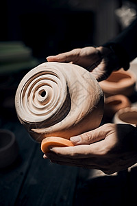 陶瓷板餐具制成品加工车间生产陶瓷艺品的制作和陶锅艺术的马克杯图片