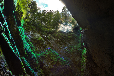 矿物旅行罗马尼亚阿普塞山脉斯卡皮索阿拉山洞穴入口处美丽的图片