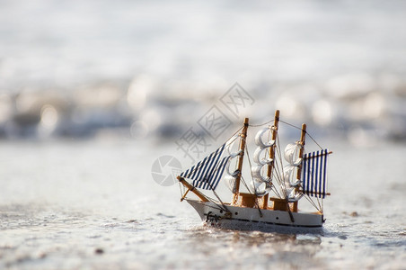 航程沙滩土上的旧帆船模型发现概念木制的游艇图片