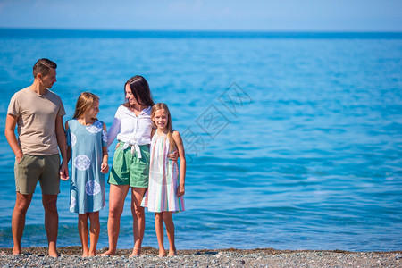 白色的一种欢乐家庭在海滩度假年轻家庭玩得开心极了马尔代夫图片