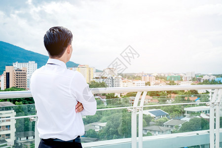 摩天大楼户外商业人看一这座城市的风景高度图片