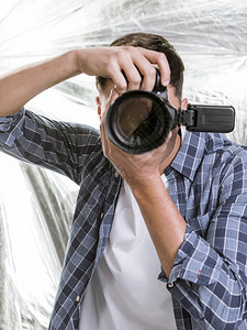 肖像记者使用专业照相机的男子行动图片
