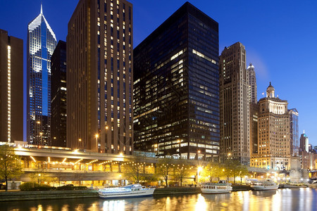 美国伊利诺州芝加哥河岸大楼多层摩天灯图片