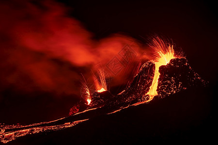 夜间在距冰岛雷克雅未40公里的雷雅内斯半岛爆发Fagradalsfjall火山喷发晚间冰岛地球抽烟黑色的图片