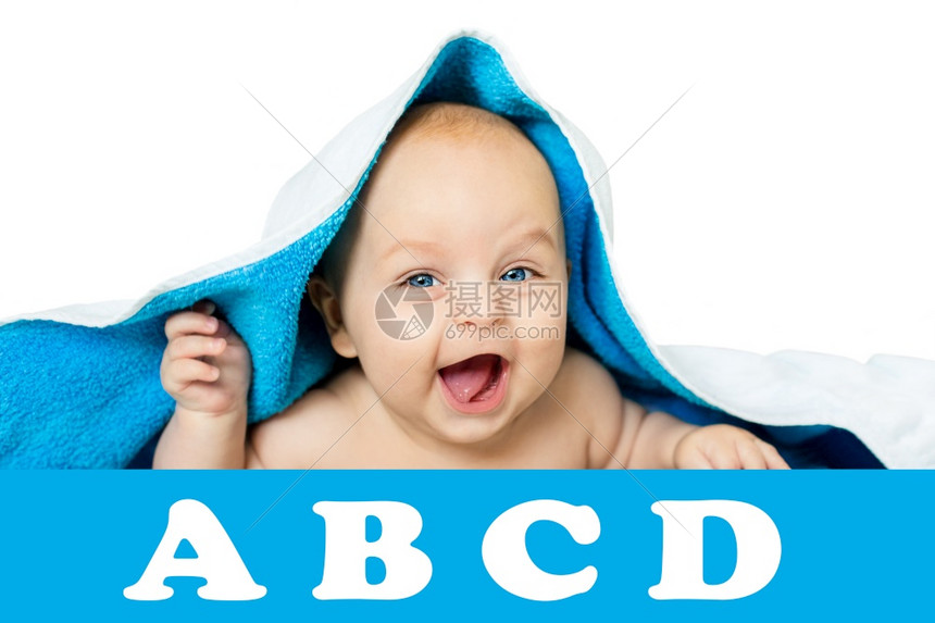 男生肖像幼小可爱的宝大眼睛在白色的蓝毛巾下孤立的小孩躺在一个软毯子可爱的婴儿上一只大眼睛在白色的蓝毛巾下脸图片