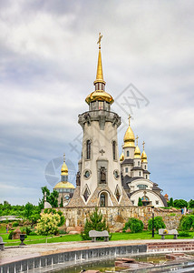基辅武奇迹乌克兰布062位于乌克兰布基的带景观公园寺庙建筑群在阴天的夏日位于乌克兰布基的带景观公园寺庙建筑群图片