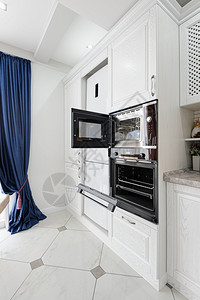 垂直的现代微波炉和烤箱门在现代白色木制厨房内部打开现代白色木制厨房内部星光图片