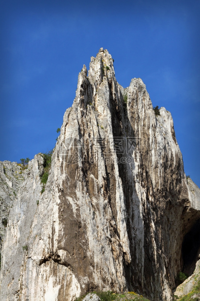 岭吸引力罗马尼亚Turzii峡谷美丽的石灰岩野脊这块有趣的天然石叫做夏普塔灰图片