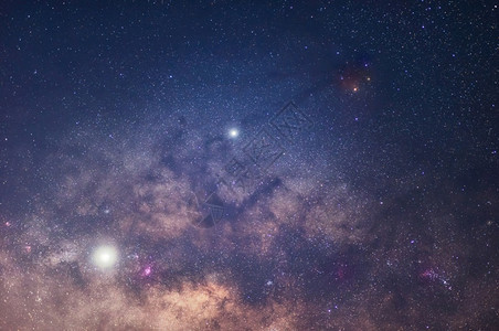 天空无限的簇星系银河宇宙中的恒星和空间灰尘长速度图片