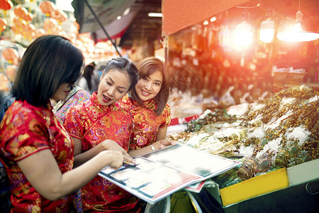 吸引人的3名身着传统服装的亚洲女在Yaowarat路上游览快乐在Bangkokthailand最受欢迎的旅行和著名街头食品镇快乐图片