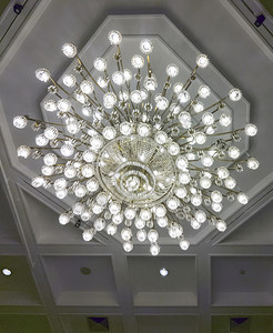魅力屋内部的花水晶电灯机挂在会议室的天花板上面挂着图片