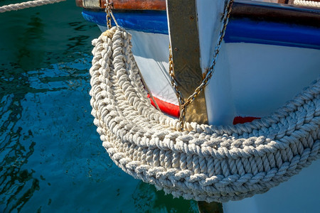 护舷旧渔船的头特写手工编织的粗绳保险杠旧渔船的前保险杠结航行图片