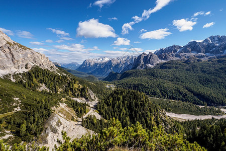 爬坡道绿色意大利多洛米提阿尔卑斯多洛米特山脉著名峰的全景贝卢诺省意大利多洛米提阿尔卑斯著名的图片