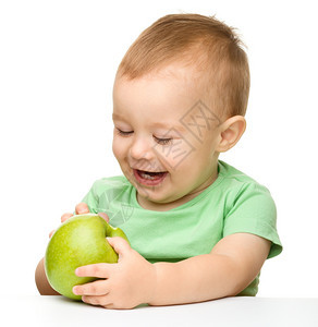 拿着青苹果的可爱小男孩图片