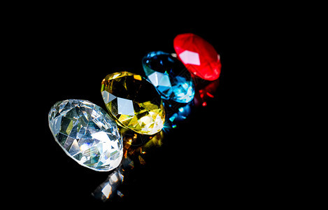 蓝红黄色和孤立黑底的清亮无染钻石组合金刚水晶首饰闪发光图片