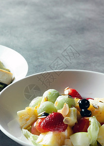 有机的茶点美味水果沙拉桌上有丰富多彩水果沙拉生的图片
