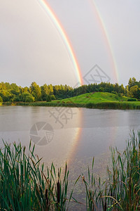 拉脱维亚塔尔西市彩虹在湖面上旅行地平线海岸城市图片
