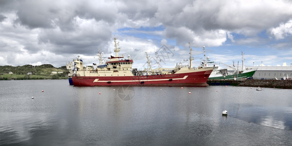 车Killybegs是爱尔兰最重要的捕鱼港口其往满载拖网渔船经常欧洲的图片