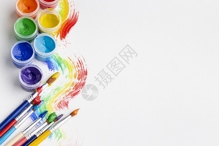 调色板附近的油漆工具和颜料丙烯酸纤维躺着明亮的图片