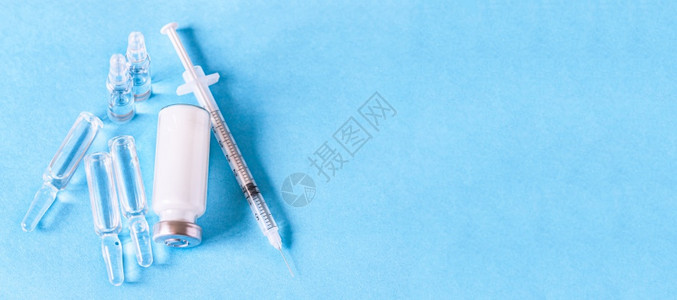 卫生保健疫苗接种蓝色背景上的注射用医安瓿小瓶和注射器表药物和疾病玻璃图片