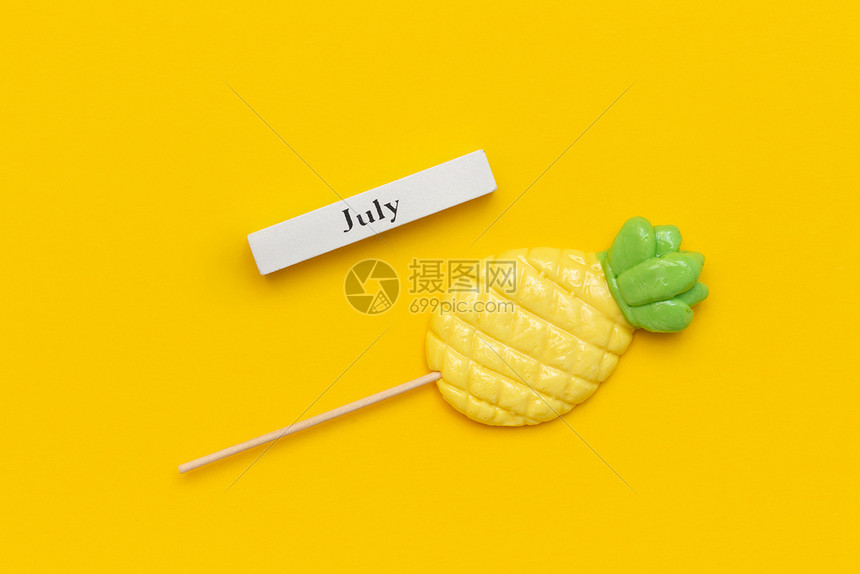 夏天孩子们木历季月份七和菠萝棒糖在黄色背景上概念假期或你好七月创意顶视图模板木日历夏季月份七和菠萝棒糖在黄色背景上概念假期或你好图片