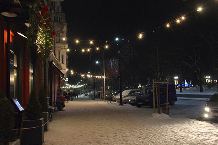 晚上电的新圣诞节和年冬季日灯花环玩具圣诞街装饰节日花环和灯在冬季节圣诞街装饰日花环和灯在冬天图片