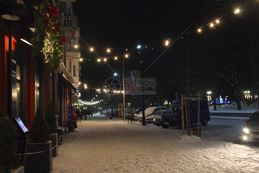 晚上电的新圣诞节和年冬季日灯花环玩具圣诞街装饰节日花环和灯在冬季节圣诞街装饰日花环和灯在冬天图片