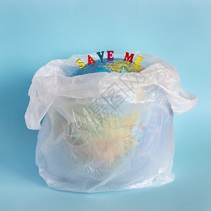 有毒的生物经济学将我和模拟行星地球保存在聚乙烯塑料可支配的包件中放在蓝色背景生态问题中的聚乙烯塑料包装中世界地球日用聚乙烯塑料废图片