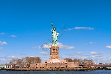 国民蓝色的天下自由神像曼哈顿纽约市美国合众州建筑和与旅游观光者概念建造图片
