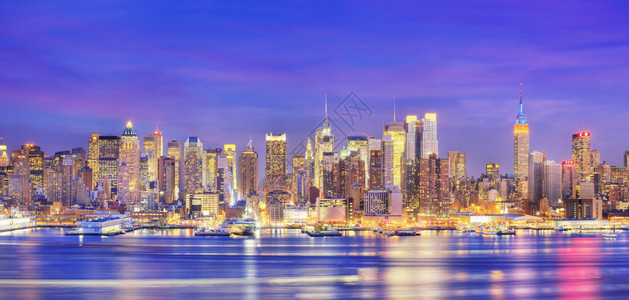 美国晚上天际线黄昏新球衣的Manhatten市中心全景背景图片