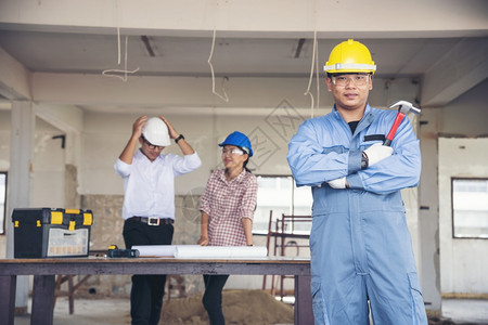 为了团体建筑工程师队作安全信托小组负责在建筑工地硬帽子保护主任和土建工程师概念上安装白色黄全硬帽保设备C建筑工程师团队套装图片