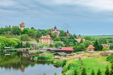 自然乌克兰布基村风景公园和娱乐综合建筑乌克兰布基村风景公园和乌克兰布基村风景公园在阴云多的夏季日植物园旅游图片