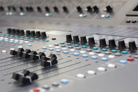 用于音响调控按钮设备的大型音乐混合台设备用于音响搅拌器控制设备听到记录娱乐图片