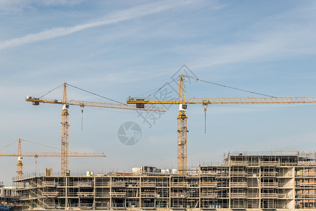 配备起吊机和脚架的建筑工地作场所建筑学民意调查图片