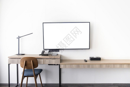 室内厅主干电视站在白色墙上用现代风格的木制桌子挂在房间里时髦的最小屏幕图片