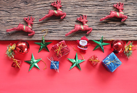 颜色展示星驯鹿和圣诞节装饰概念驯鹿和圣诞装饰Top视图并有供设计使用的复制空间图片