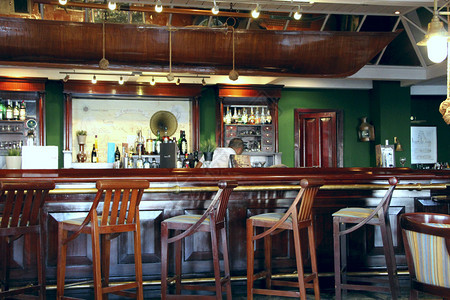 墙美丽的酒吧内厅空柜台用于椅子来饮酒吧柜台的空图片