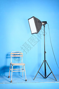 背部空白的创造力45厘米x蓝底带软箱和旧椅子的便携工作室闪光45厘米x图片