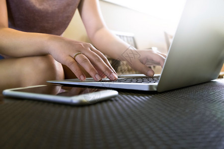 妇女使用笔记本电脑上网搜索浏览信息淑女购物在线的图片