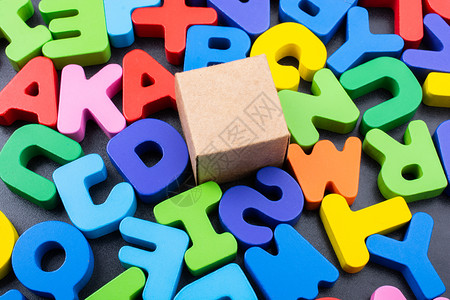 单词童年孩子硬纸盒立方体和字母的彩色图片