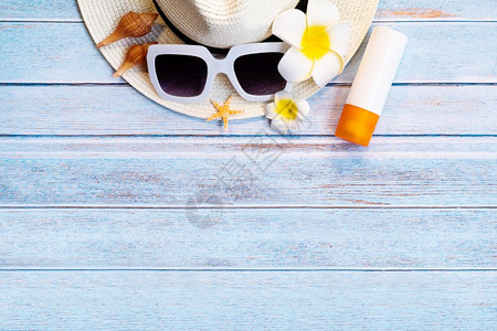 花美丽的暑假海滩附件太阳墨镜帽子和木头贝壳等美丽的夏季假日框架粉色的图片