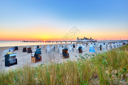 清晨在黄海沙滩和日出时的码头图片
