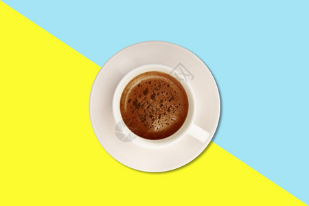 在彩色背景隔离的白杯子上装有简单泡沫的热卡布奇诺黑色的咖啡厨房图片