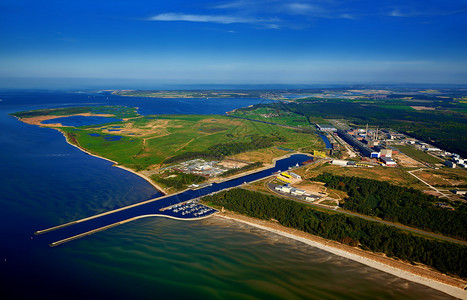 蓝色的卢布明港湾和工业区空中观察港口旅游图片