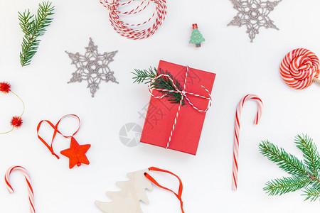 冷杉新年圣诞2019节日庆祝红礼物盒绿色fir树枝DiY雪花装饰品复制空间孤立的白色背景最起码风格展示丝带图片